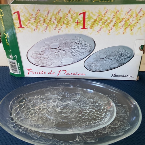 Vintage set of 2 Glass Server platters. Passion Fruit Pattern. Made in Turkey. - Picture 2 of 8